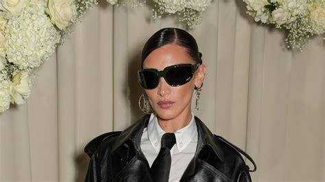 Bella Hadid Puts Disruptive Twist on Suit and Tie at Burberry 